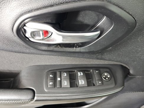 Used 2017 Jeep Cherokee Latitude w/ Cold Weather Group image 12