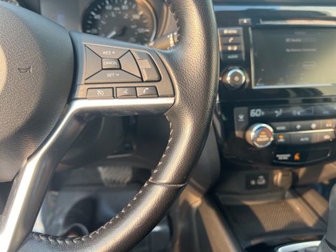 Used 2020 Nissan Rogue SV image 13