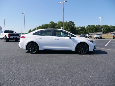 Used 2025 Toyota Corolla SE image 3