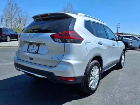 Used 2018 Nissan Rogue SV w/ Premium Package image 4
