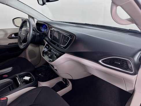 Certified 2018 Chrysler Pacifica Touring Plus w/ Tire & Wheel Group image 39