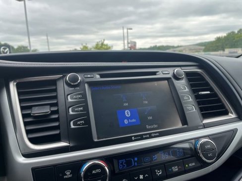 Used 2017 Toyota Highlander LE image 21
