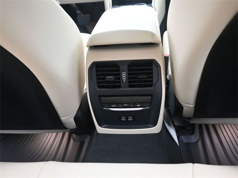 New 2024 BMW 330i Sedan w/ Convenience Package image 24