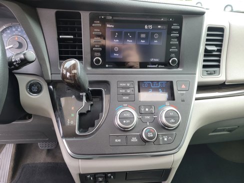 Used 2018 Toyota Sienna XLE image 19