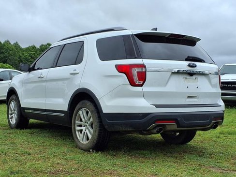 Used 2018 Ford Explorer XLT image 4