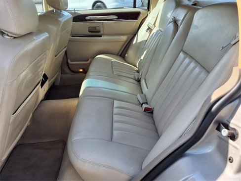 Used 2006 Lincoln Town Car Signature image 8