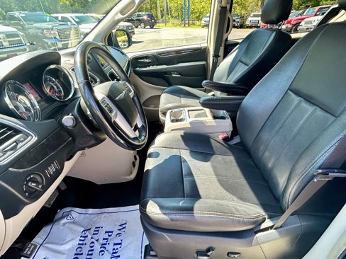 Used 2016 Chrysler Town & Country Touring image 10