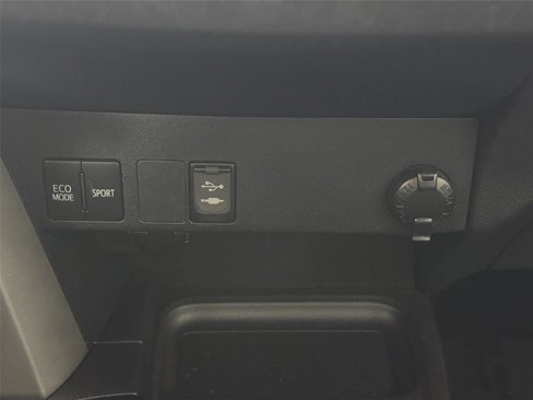 Used 2018 Toyota RAV4 LE image 27