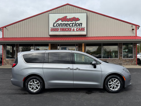 Used 2020 Chrysler Voyager LX image 3