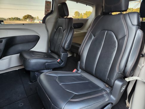 Used 2017 Chrysler Pacifica Touring-L image 15