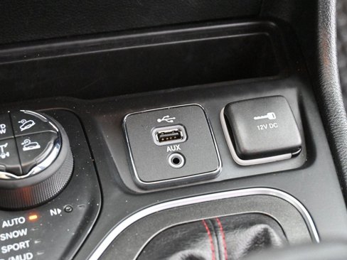 Used 2019 Jeep Cherokee Trailhawk image 26