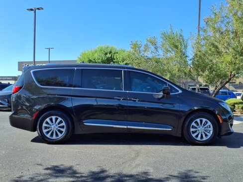 Used 2019 Chrysler Pacifica Touring-L image 7