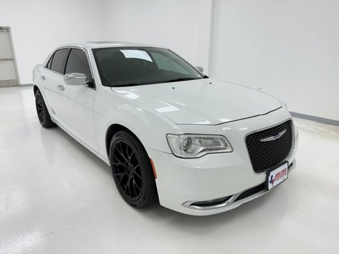 Used 2019 Chrysler 300 Limited image 2
