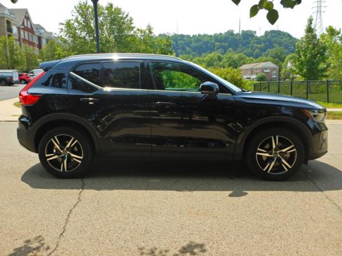 Used 2025 Volvo XC40 B5 Core image 8