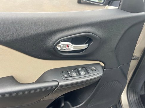 Used 2016 Jeep Cherokee Latitude w/ Safety/Convenience Group image 24