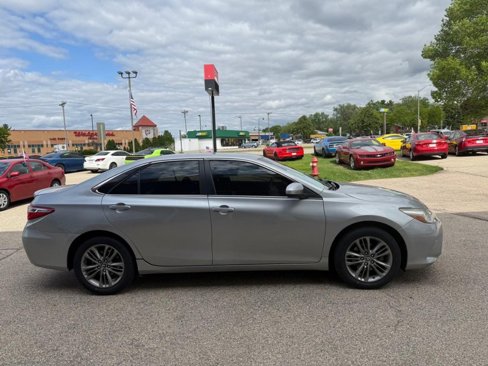 Used 2017 Toyota Camry SE image 4