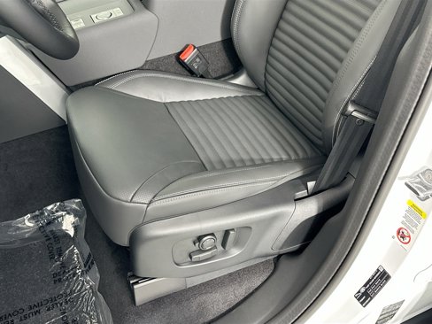 Certified 2025 Land Rover Discovery Dynamic SE image 17