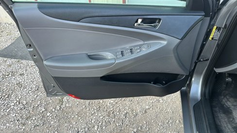 Used 2013 Hyundai Sonata SE image 2