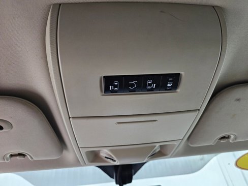 Used 2015 Chrysler Town & Country Touring-L w/ Driver Convenience Group image 16