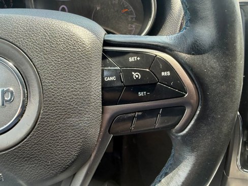 Used 2019 Jeep Grand Cherokee Laredo image 16