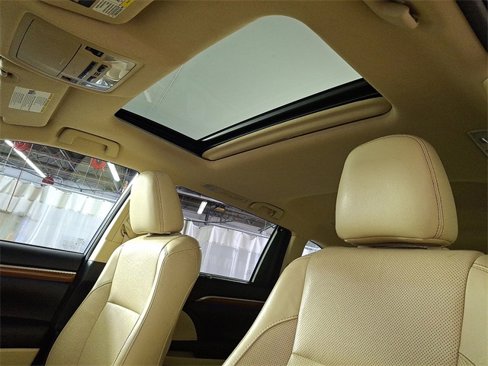 Used 2017 Toyota Highlander Limited image 19