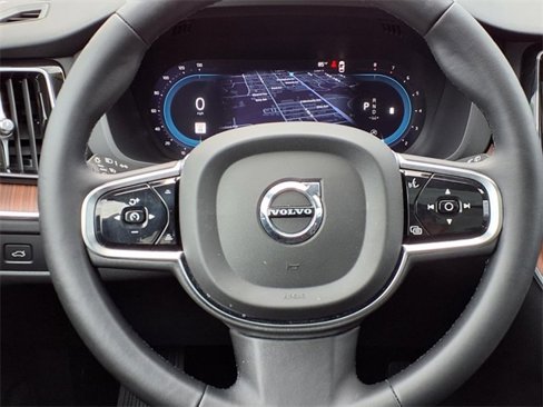 Used 2023 Volvo XC60 B5 Plus image 18