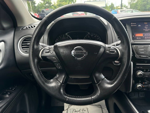 Used 2018 Nissan Pathfinder SV image 18