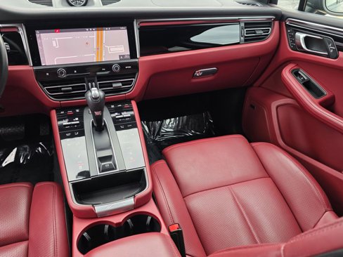 Used 2023 Porsche Macan Turbo image 17