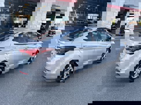 Used 2015 Hyundai Elantra SE image 3