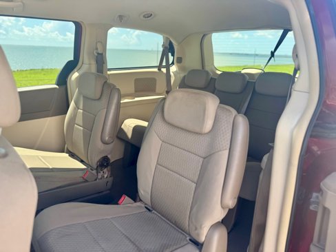 Used 2009 Chrysler Town & Country LX image 10