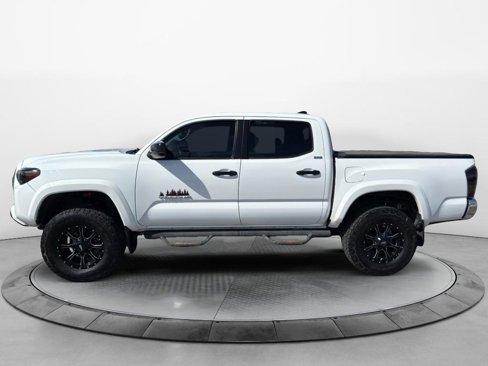 Used 2018 Toyota Tacoma SR5 image 2