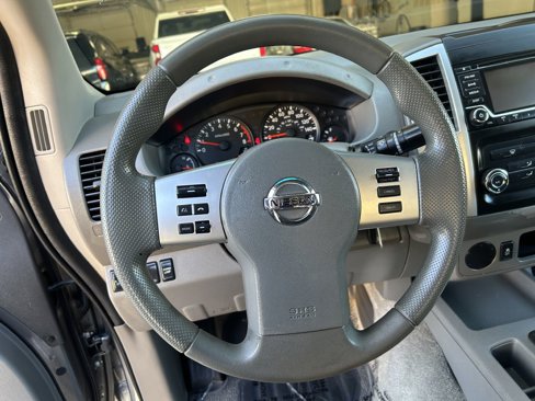 Used 2018 Nissan Frontier SV image 3