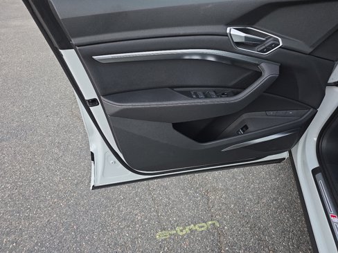 Used 2022 Audi e-tron Premium Plus w/ Premium Plus Package image 30