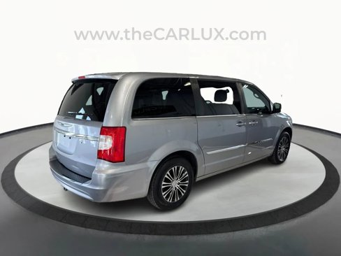 Used 2014 Chrysler Town & Country S image 7