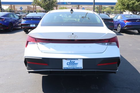 New 2025 Hyundai Elantra SE image 7