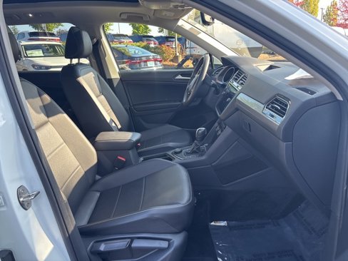 Used 2021 Volkswagen Tiguan SE w/ Panoramic Sunroof Package image 7