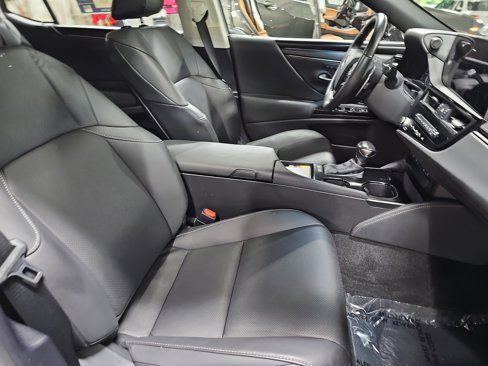 Used 2023 Lexus ES 300h w/ Premium Package image 10