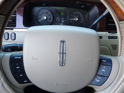 Used 2008 Lincoln Town Car Signature Limited image 19