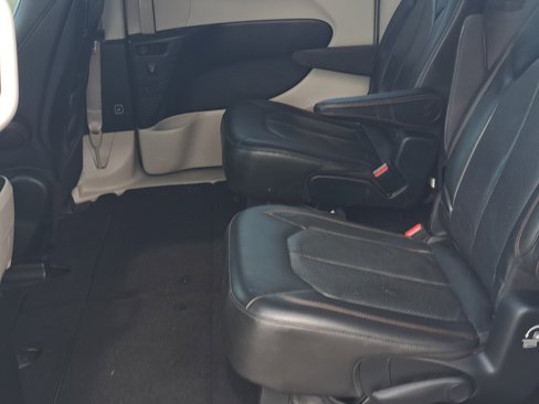 Used 2017 Chrysler Pacifica Touring-L Plus w/ Advanced Safetytec Group image 9