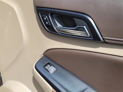 Used 2019 Chevrolet Suburban LT image 12