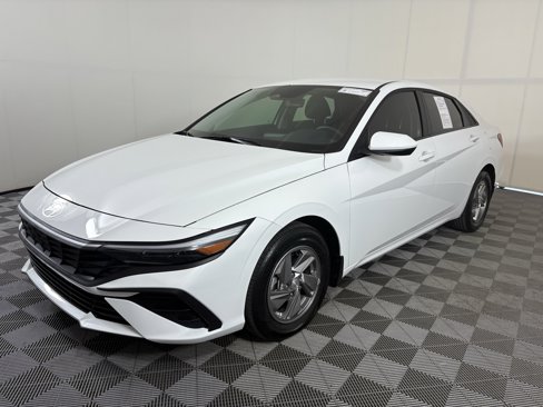 Used 2025 Hyundai Elantra SE image 6