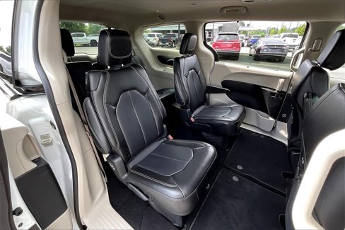 Used 2023 Chrysler Pacifica Touring-L image 22