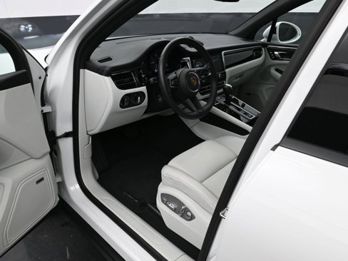 Used 2025 Porsche Macan image 4