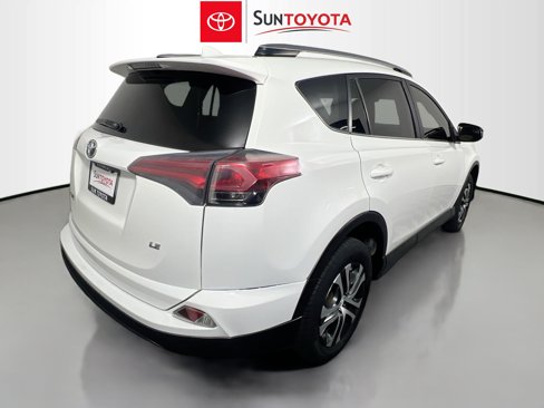 Used 2018 Toyota RAV4 LE image 4