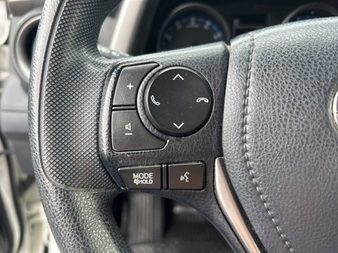 Used 2018 Toyota RAV4 LE image 19