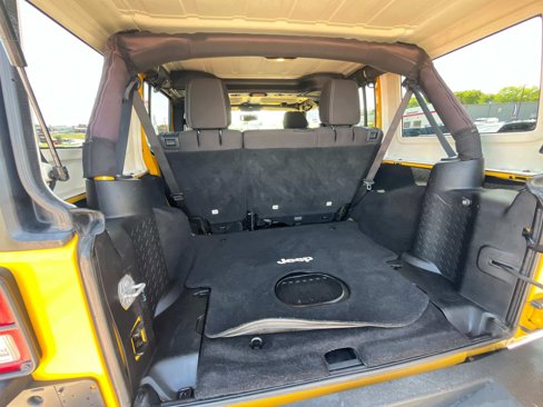 Used 2015 Jeep Wrangler Unlimited Sahara w/ Connectivity Group image 10