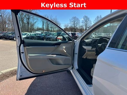 Used 2020 Toyota Camry XLE image 11