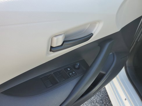 Used 2022 Toyota Corolla LE image 11
