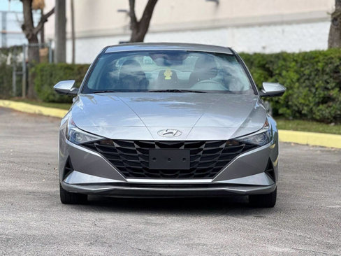 Used 2022 Hyundai Elantra SEL image 2