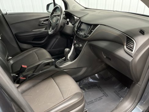 Used 2021 Chevrolet Trax LT w/ LT Convenience Package image 18